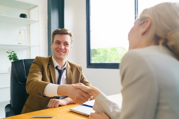 Mensen uit het bedrijfsleven ontmoeten en werken op kantoor Teamwork succes bij het ontmoeten van werkplekconcept