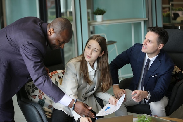 Mensen uit het bedrijfsleven op de werkplek bespreken een werkstrategie om zaken te doen