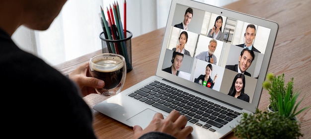 Mensen uit het bedrijfsleven op videoconferentie voor modieuze virtuele groepsbijeenkomst van zakelijke kantoormedewerkers