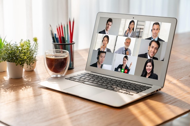 Mensen uit het bedrijfsleven op videoconferentie voor modieuze virtuele groepsbijeenkomst