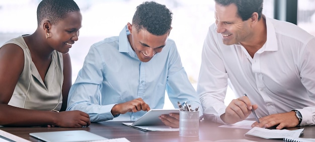 Mensen uit het bedrijfsleven plannen op tablet in ontmoeting op het werk partnerschap voor reclameproject en samenwerking voor succes in marketing Werknemers en team van werknemers praten op internet met technologie