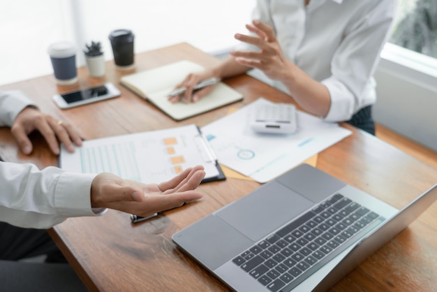 Mensen uit het bedrijfsleven praten bespreken met collega planning analyseren financiële document gegevens grafieken