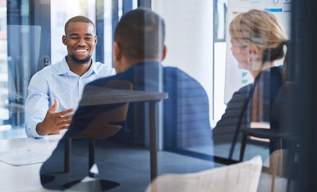 Mensen uit het bedrijfsleven praten in interview met werknemersvergadering voor zakelijk partnerschap en blij met samenwerkingsovereenkomst in werkkantoor Team van professionele medewerkers in discussie over strategie