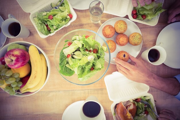 Mensen uit het bedrijfsleven samen lunchen