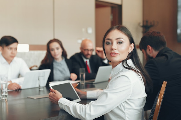 Mensen uit het bedrijfsleven samen te werken aan de conferentietafel