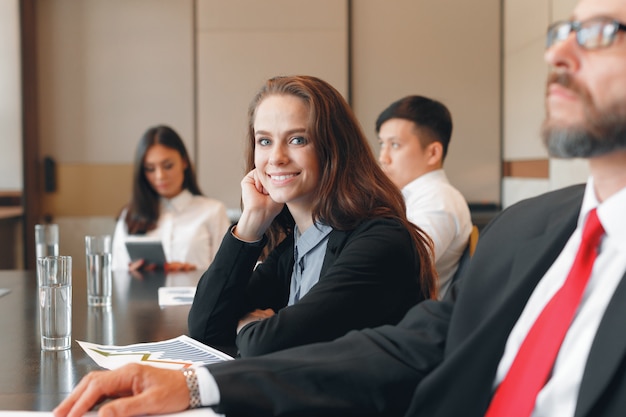 Mensen uit het bedrijfsleven samen te werken op conferentietafel