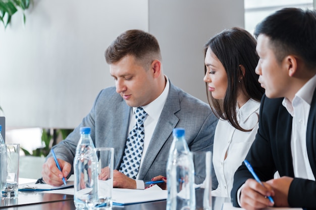 Mensen uit het bedrijfsleven samen te werken op conferentietafel