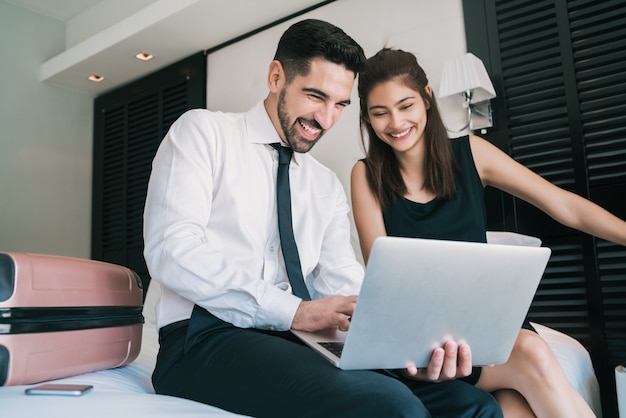 Mensen uit het bedrijfsleven samen te werken op de laptop