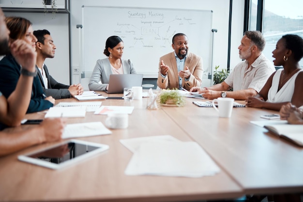 Foto mensen uit het bedrijfsleven teamwerk en vergadering voor strategieplanning of corporate brainstorming discussie op kantoor groep werknemers in teamsamenwerking of communicatie in conferentie op de werkplek