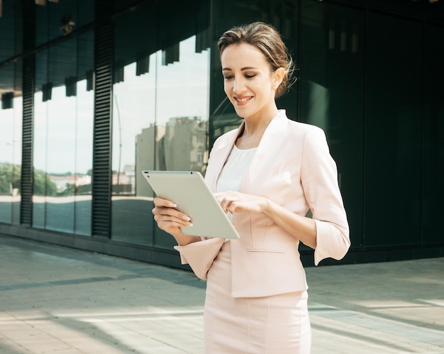 Mensen uit het bedrijfsleven technologie en levensstijl concept Zakenvrouw bezig met tablet-computer buiten kantoor