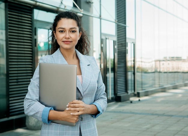 Mensen uit het bedrijfsleven technologie en lifestyle concept portret van een jonge Afro-Amerikaanse vrouw met laptop