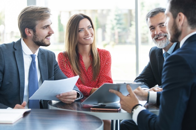 Mensen uit het bedrijfsleven vergadering communicatie discussie werken Office Concept