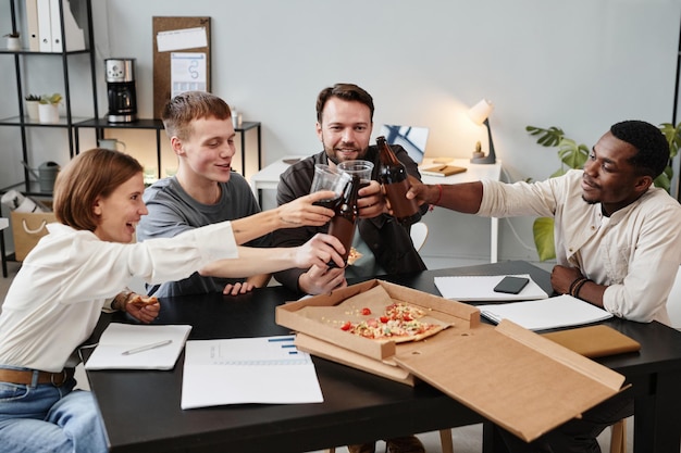 Mensen uit het bedrijfsleven vieren met bier na het werk