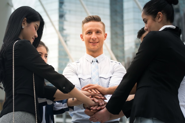 Mensen uit het bedrijfsleven voegen zich bij elkaar in handen van teamwerk