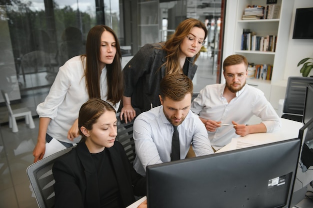 Mensen uit het bedrijfsleven werken aan een project op kantoor