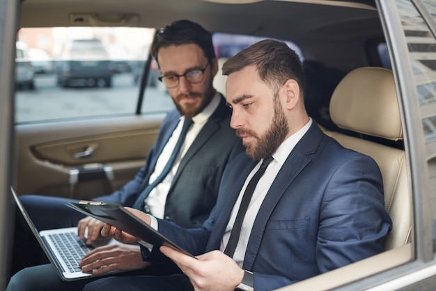 Mensen uit het bedrijfsleven werken in de auto