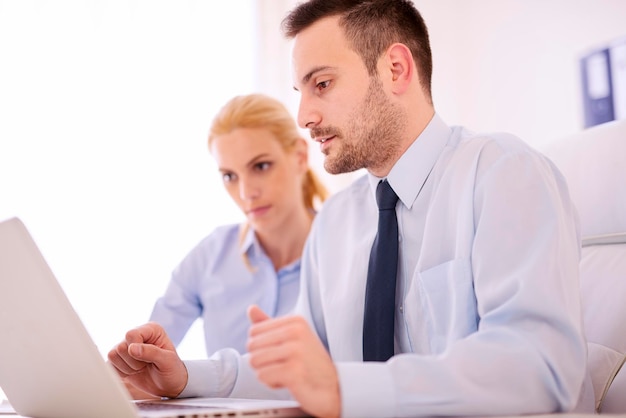 Mensen uit het bedrijfsleven werken op vergadering in office