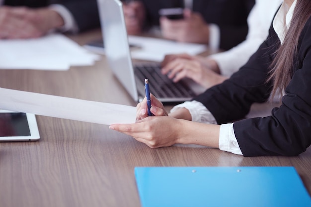 Mensen uit het bedrijfsleven werken samen tijdens meeting