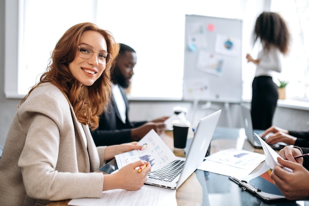 Mensen uit het bedrijfsleven werken vrouw man briefing