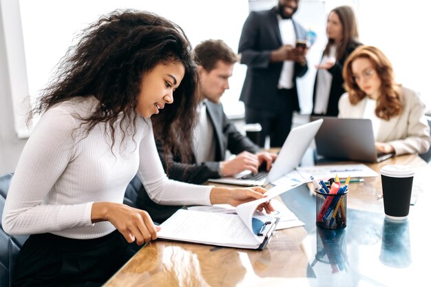 Mensen uit het bedrijfsleven werken vrouw man briefing