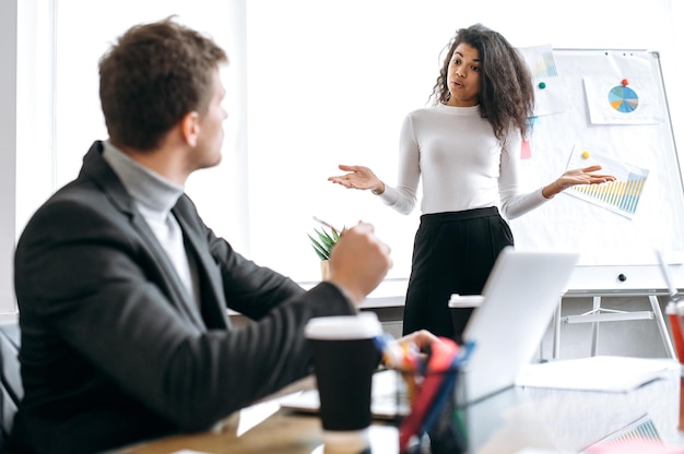 Mensen uit het bedrijfsleven werken vrouwen mannen briefing