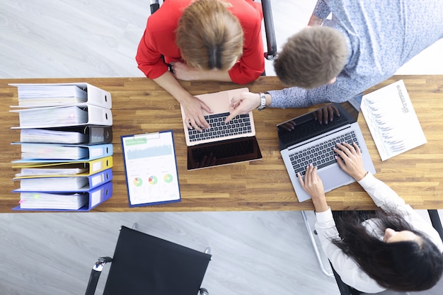 Mensen uit het bedrijfsleven zitten aan hun bureau en bespreken ontwikkelingsstrategie