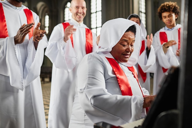 Mensen uit het kerkkoor zingen