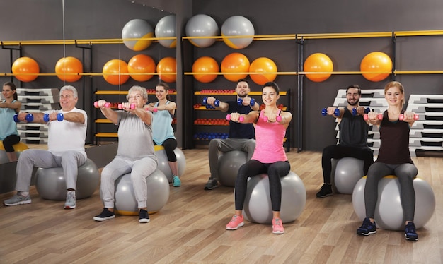 Mensen van verschillende leeftijden trainen met fitballen in de sportschool