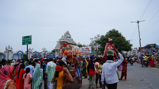 mensen verdringen zich op de weg buiten de Radha Krishna-tempel