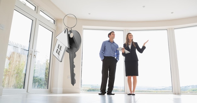 Foto mensen verhuizen naar nieuw huis met sleutel