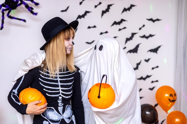 Mensen verkleed in carnavalskostuums op een halloweenfeest