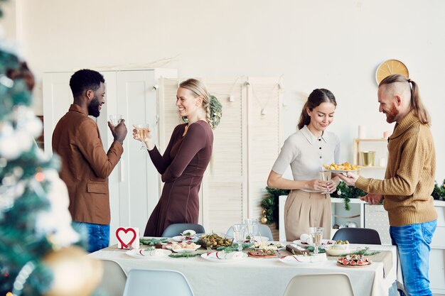 Mensen vieren Kerstmis in de eetkamer