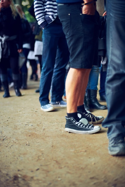 Mensen voeten en muziek festival in de natuur om te feesten sociaal en jeugd in trendy mode op het evenement Groep benen of gemeenschap in denim jeans op carnaval cultuur of menigte door reünie viering in het bos