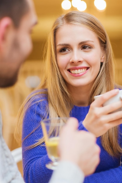 mensen, vrije tijd, dating en communicatieconcept - gelukkig paar daten en thee drinken in café of restaurant