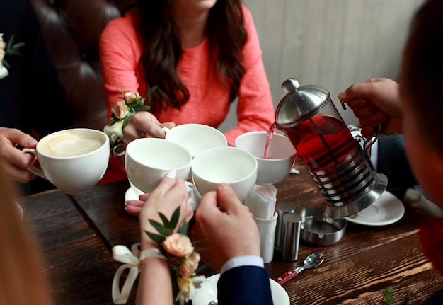 Mensen vrije tijd en communicatie concept gelukkige vrienden ontmoeten en drinken thee of koffie in café