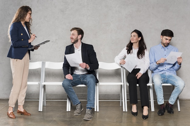 Mensen wachten op hun sollicitatiegesprekken