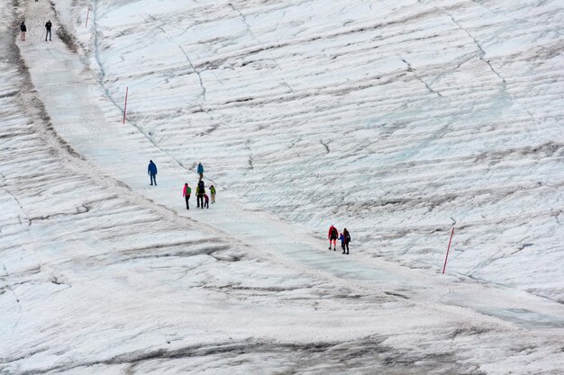 Mensen wandelen op de Dachstein-gletsjer in de buurt van Hunerkogel station Oostenrijkse Alpen