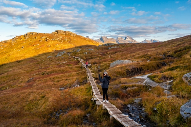 Mensen wandelen op een prachtige berg