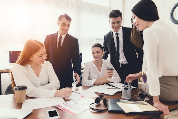 Mensen werken in een callcenter en bespreken.