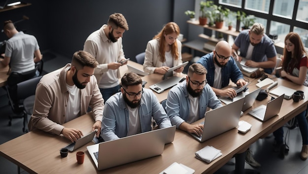 Mensen werken op kantoor met hun collega's.