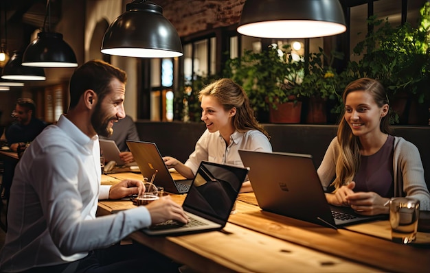 Mensen werken samen aan een tafel met laptops