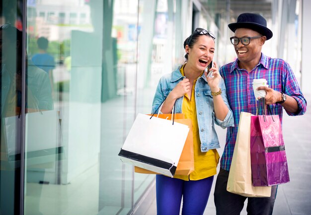 Mensen winkelen die klant consumentisme concept doorbrengen