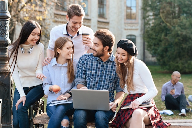 Mensen zijn studenten en ze studeren samen.