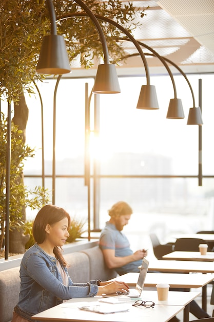 Mensen zitten in café