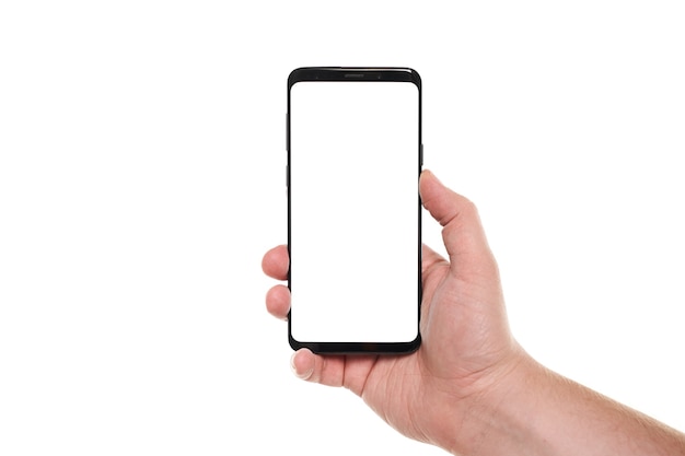 Mensenhand die het zwarte lege scherm van de smartphone met modern frameloos ontwerp houden dat op witte achtergrond wordt geïsoleerd