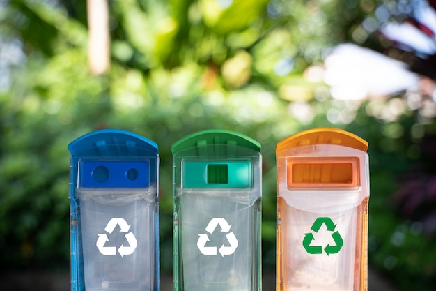 Mensenhand die plastic hergebruik voor het recycleren van de recyclingsconcept milieubescherming wereld zetten