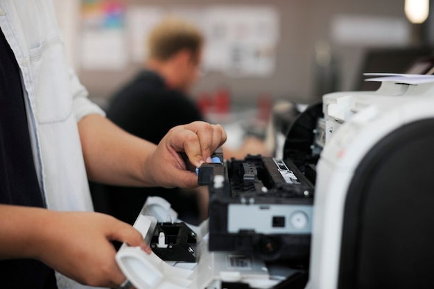 Mensenhanden die de printer in Office openen