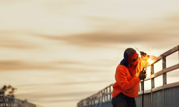 Mensenlasser die bij de brugbouw werken.