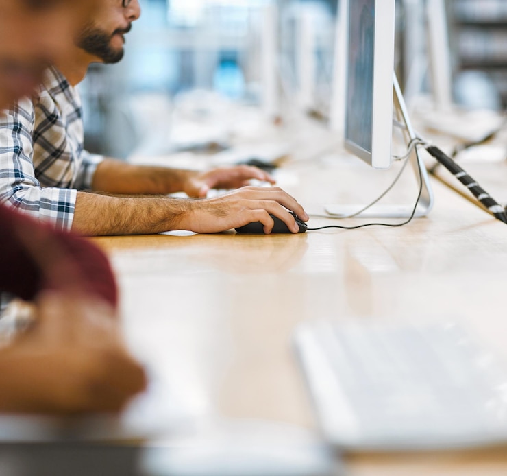 Foto mensenopleiding en computerlab aan de universiteit met opdrachtproject en deadline in it-cursus studenten technologie en beurs op de universiteit met desktop internet en software voor onderzoek