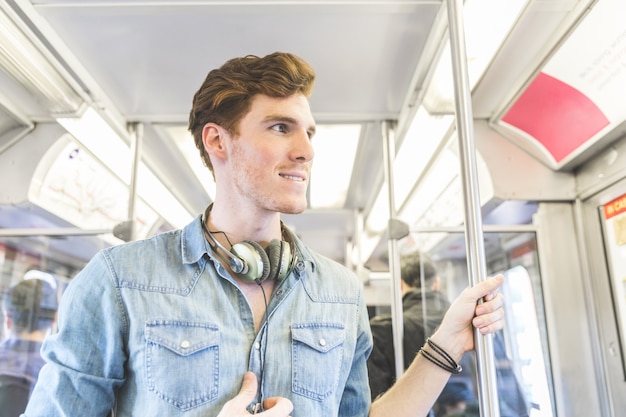 Mensenportret op de trein in de stad